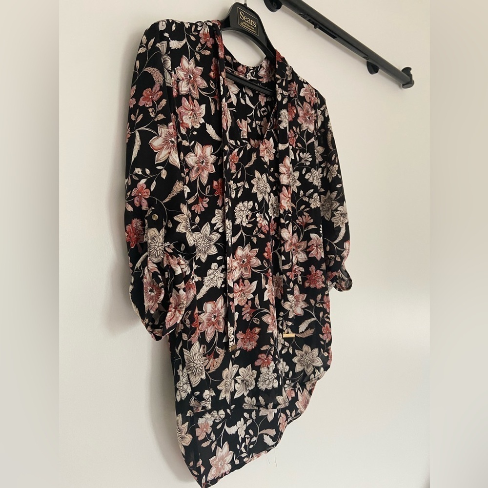 🤍🩵2 FOR $15🩵🤍 Dynamite floral blouse with tie neck - Picture 4 of 9